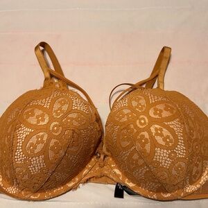 Victoria's Secret Very Sexy Push Up with Accent Straps  38D Back Closure Bra